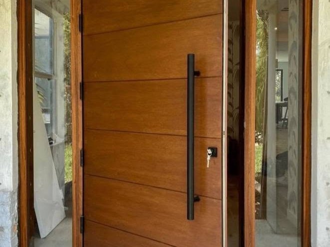Puerta de madera maciza fabricada a medida